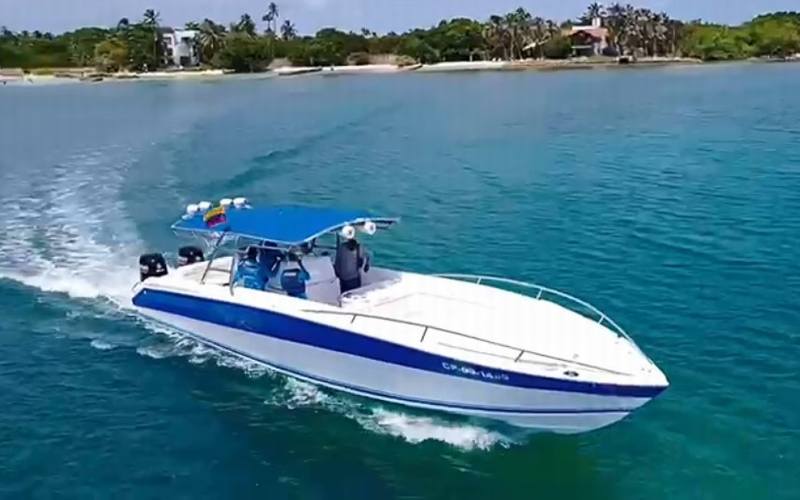 Lancha de lujo Bravo 410 navegando en Coveñas, Caribe colombiano